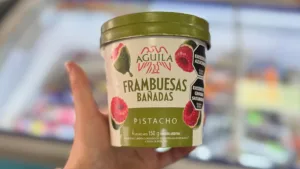ÁGUILA presenta las nuevas frambuesas bañadas pistacho