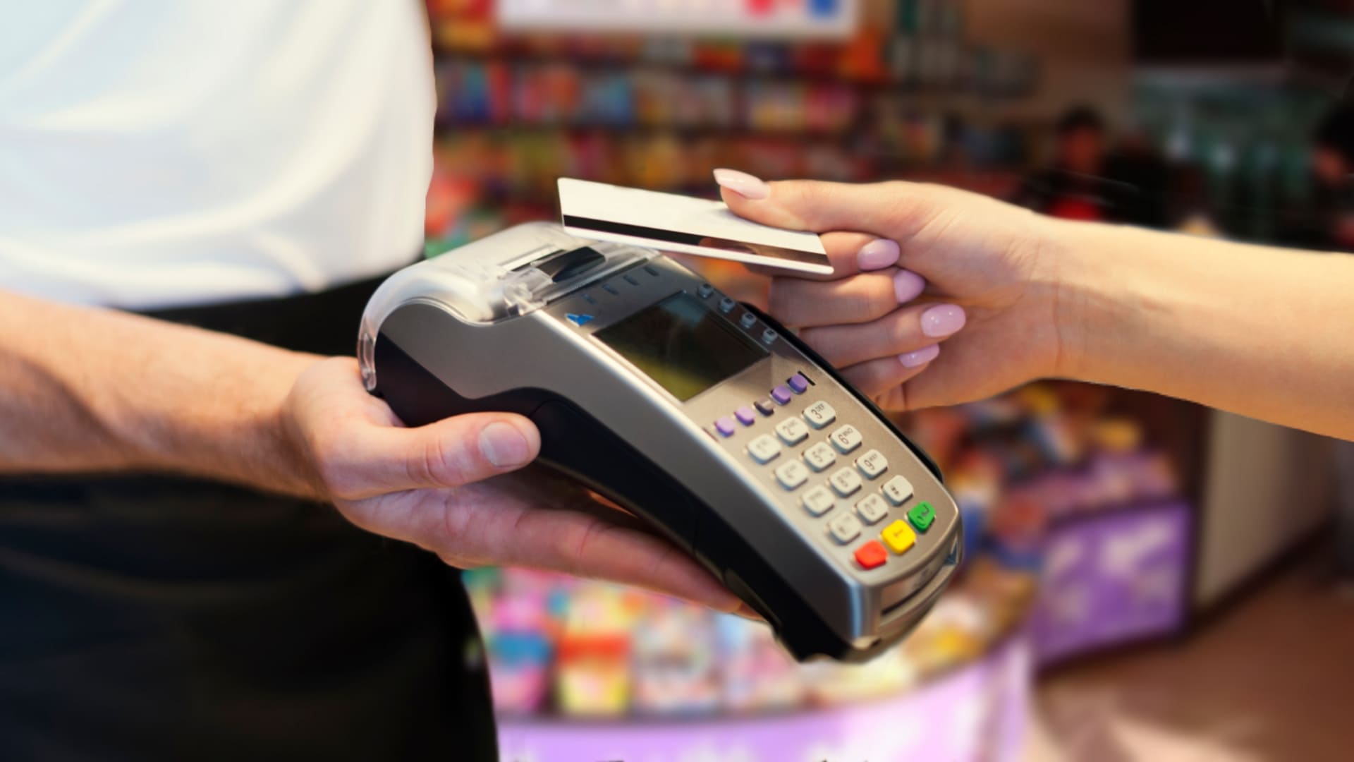 COMERCIOS: Entra en vigencia el cambio en los cobros con tarjeta de DÉBITO y crédito