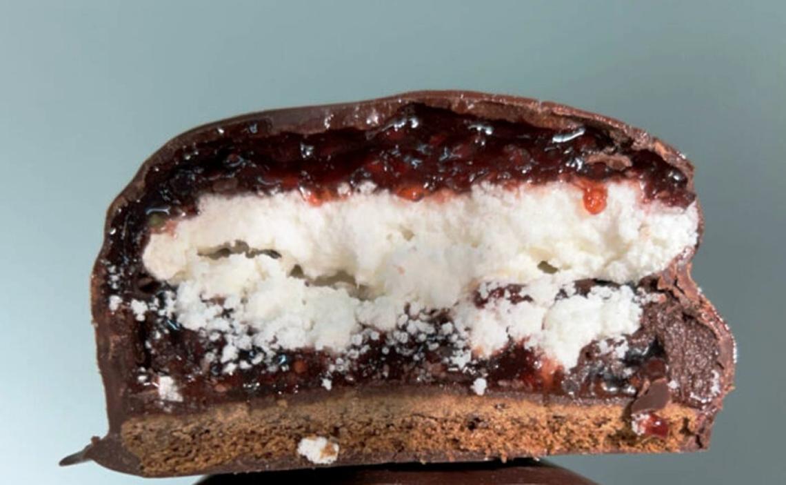El mejor alfajor del mundo es de Monte Grande hecho con chocolate, merengue y frambuesa