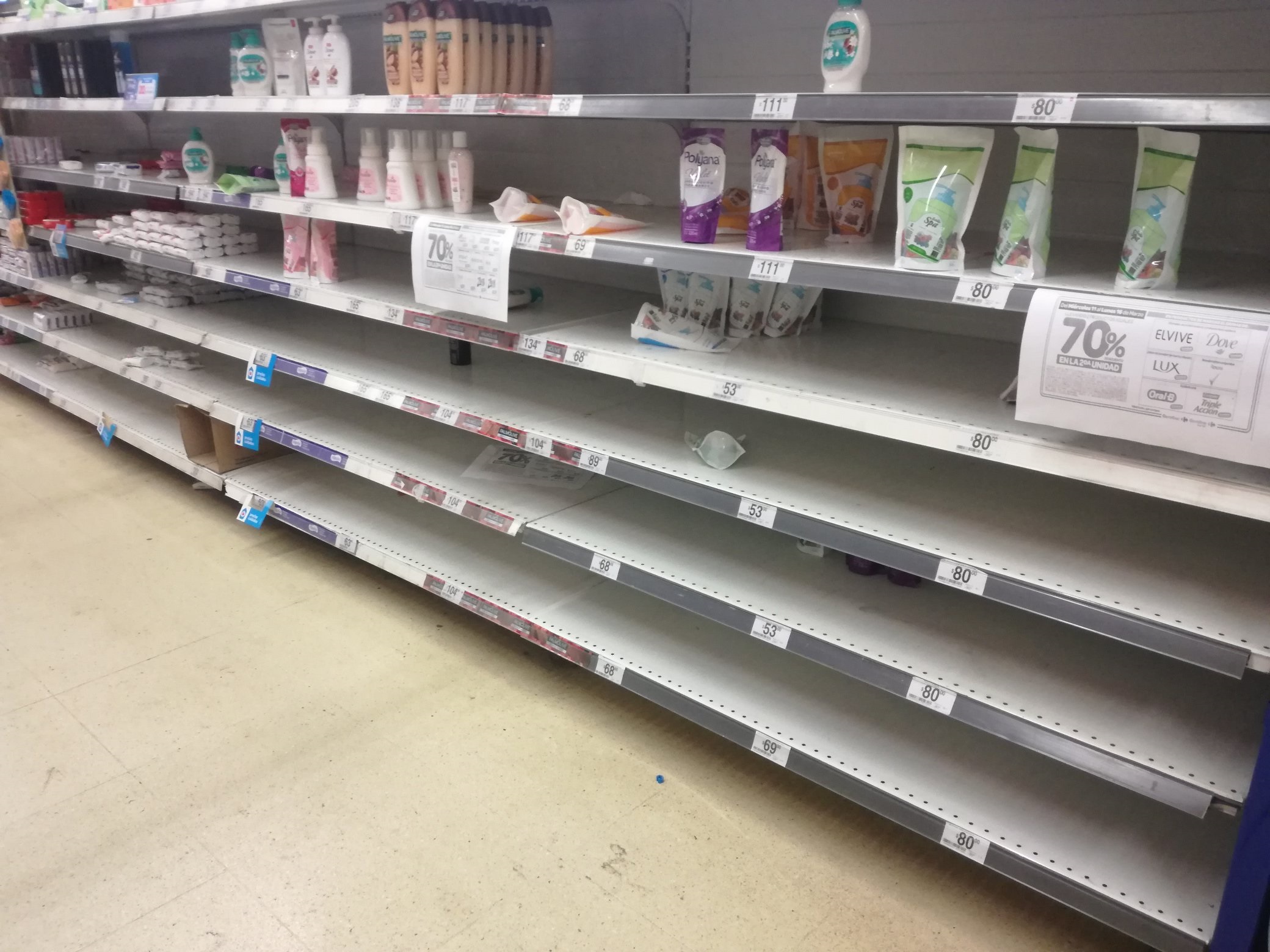 El Coronavirus provoca largas colas y góndolas vacías en supermercados