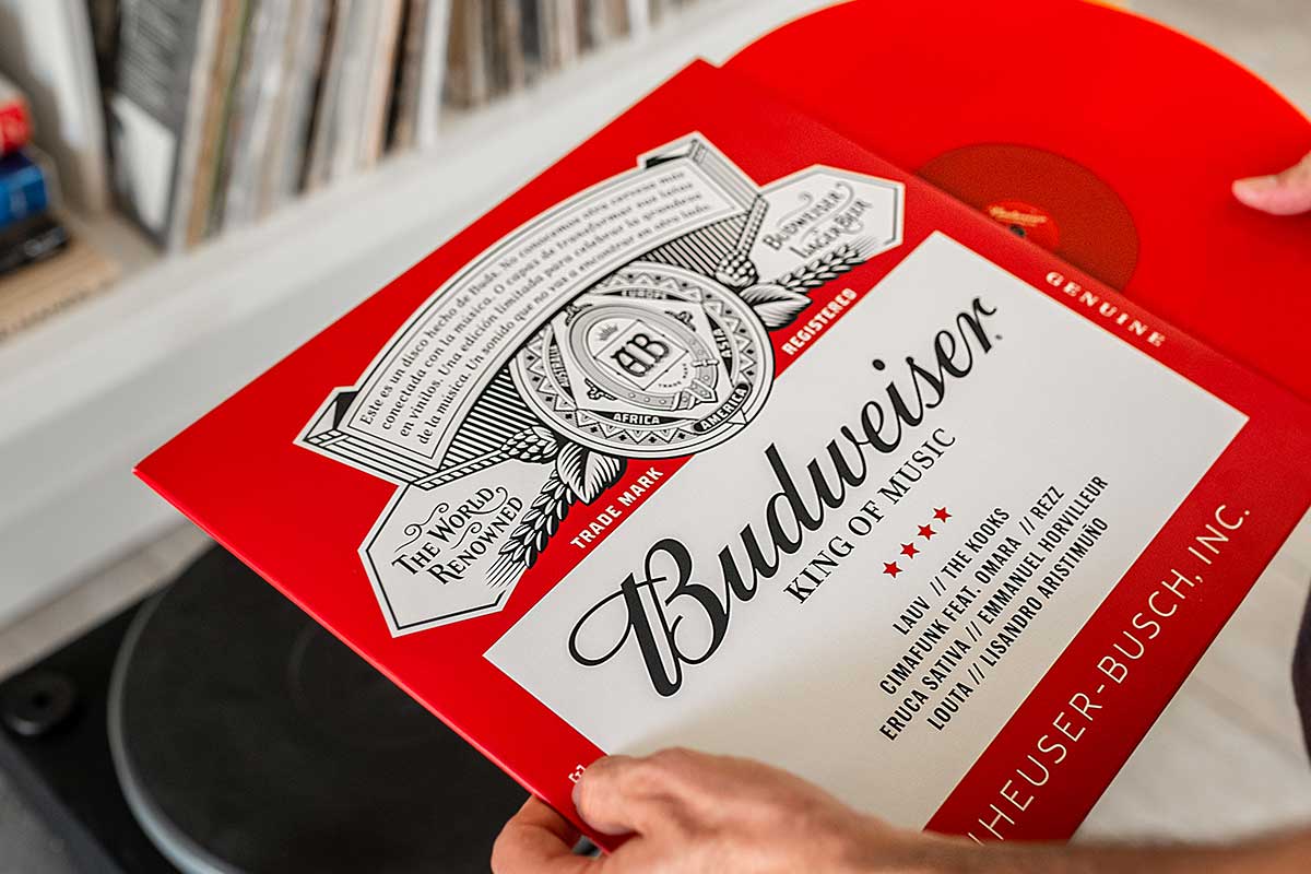 Budweiser recicla sus latas y las reutiliza en discos de vinilo en el mes de la música
