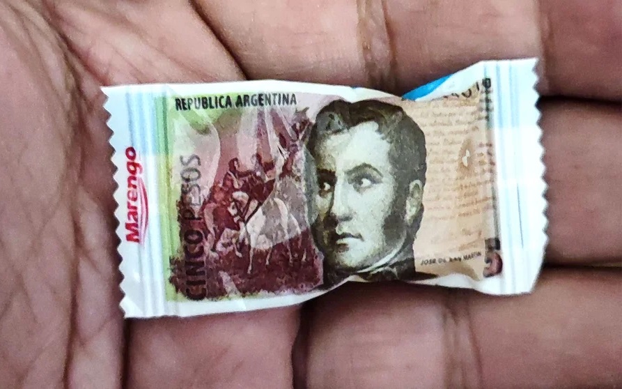 El regreso de los billetes de $5 pero en forma de caramelos para el «vuelto»