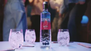 Sernova lanzó un vodka sabor palito helado de frutilla y la reacción en redes no se hizo esperar